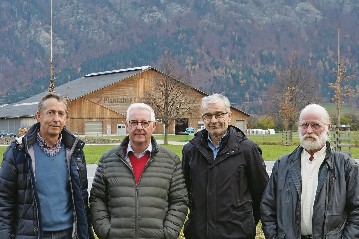 2c3b7c0883e8ca95c2f0fa0c16f53de540245b10 Curdin Foppa, Carl Brandenburger, Rolf Hanimann und Markus Racine (v. l. n. r.) engagieren sich für die landwirtschaftliche Ausbildung in Georgien.(Bild Christian Weber)