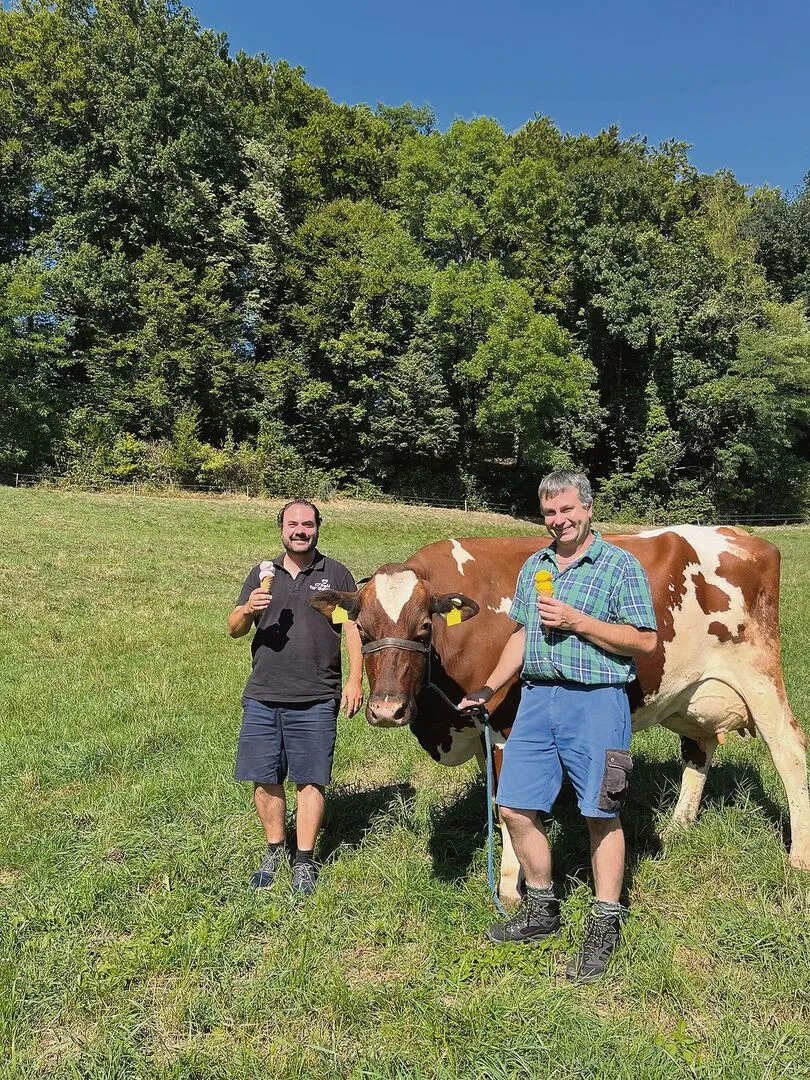 7d782b900b5093537b779432943633e6f697a52bc9888aed17692fd35d46cc8d Roger Holzer (links) und Hans Jörg Haller produzieren und geniessen gemeinsam Glace.