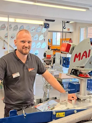 Joel Mai, Geschäftsführer und Inhaber der Mai Maschinen AG, im Montageraum des neuen Firmenstandorts in Dürrenroth.