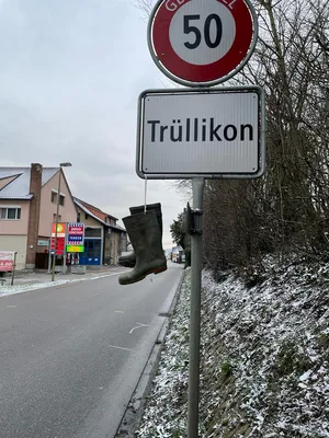 An zahlreichen Ortseinfahrten hängen die Stiefel. Hier im zürcherischen Trüllikon.