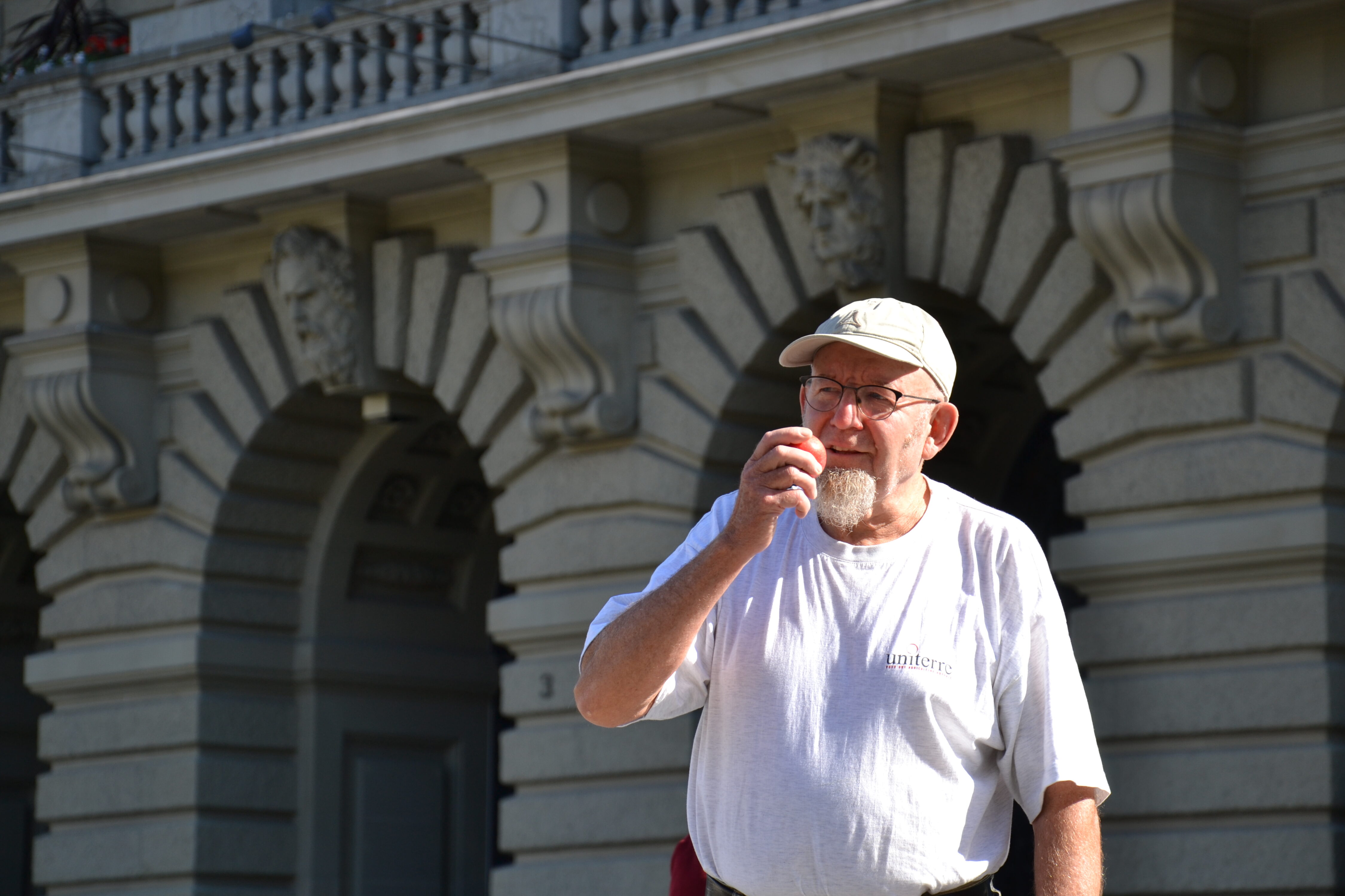 Georg Dällenbach mit einem – wegen Grösse und Unförmigkeit unverkäuflichen – Hochstammapfel vor dem Bundeshaus. Von den meisten bäuerlichen Parlamentariern fühlt er sich nicht vertreten.