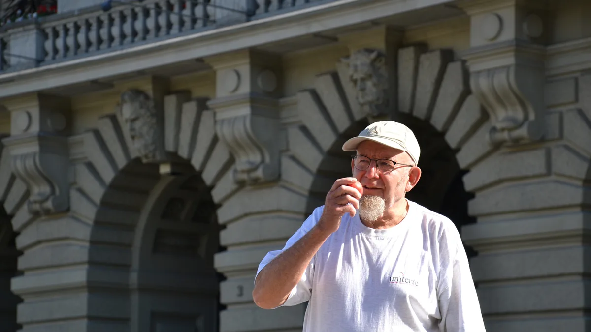 DSC_0011 Kopie.JPG Georg Dällenbach mit einem – wegen Grösse und Unförmigkeit unverkäuflichen – Hochstammapfel vor dem Bundeshaus. Von den meisten bäuerlichen Parlamentariern fühlt er sich nicht vertreten.