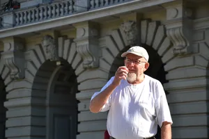 Georg Dällenbach mit einem – wegen Grösse und Unförmigkeit unverkäuflichen – Hochstammapfel vor dem Bundeshaus. Von den meisten bäuerlichen Parlamentariern fühlt er sich nicht vertreten.