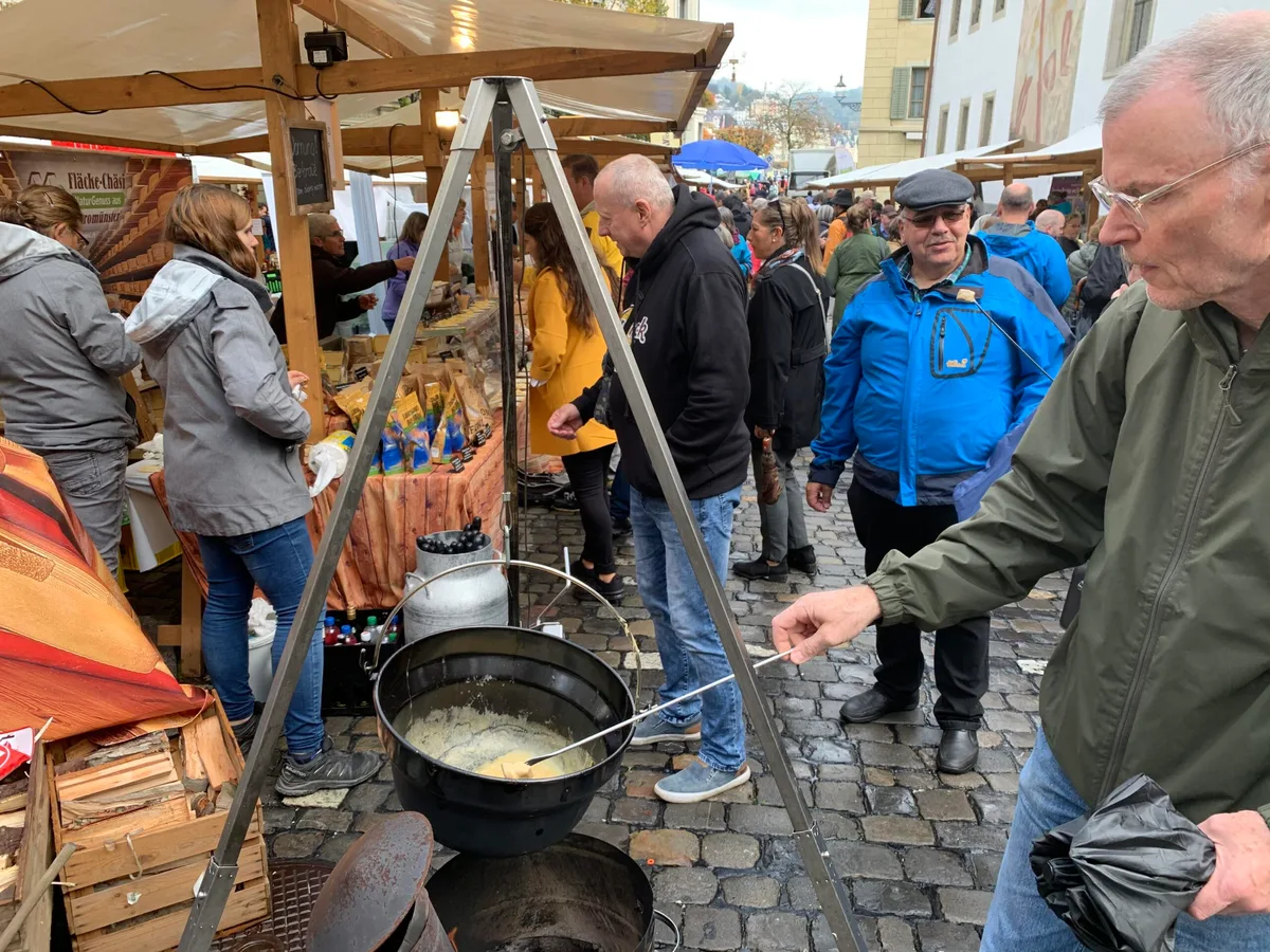 7d53b003030e92b1dabb5f052770c9ca81ce1402 Diskutieren und degustieren war am Cheese-Festival gefragt, so auch von Fondue. (Bild js)