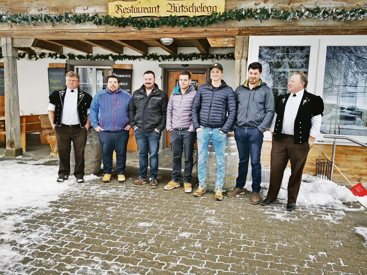 e1375340b2dbf11a97197de427cb6f8a517f285654528a08e2dbcb26b8c9bd7d Der alte und der neue Präsident (v. l. n. r.): Christian Aegerter, Simon Urfer sowie Simon Messerli, Mario Nydegger, André Rüegsegger, Marc Urfer und Stefan Schumacher.