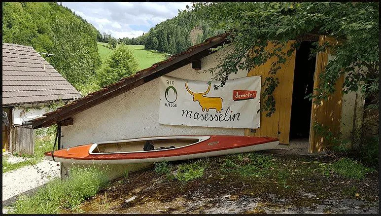 Der Hof Masesselin ist abgelegen in einem Naturschutzgebiet gebaut. (Bild masesselin.ch)