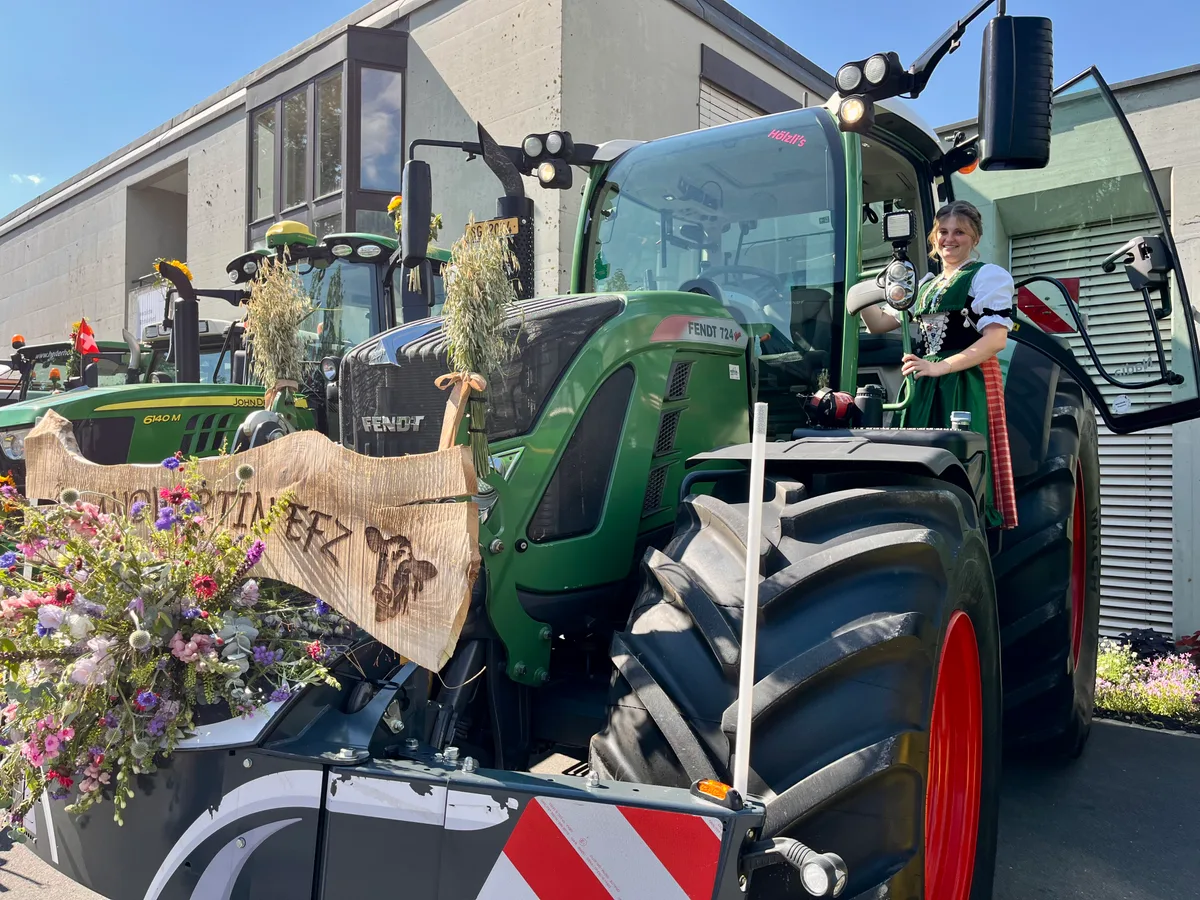 Absolventin am Traktor.jpeg Die Diplomandinnen und Diplomanden präsentierten ihre individuell geschmückten Traktoren.
