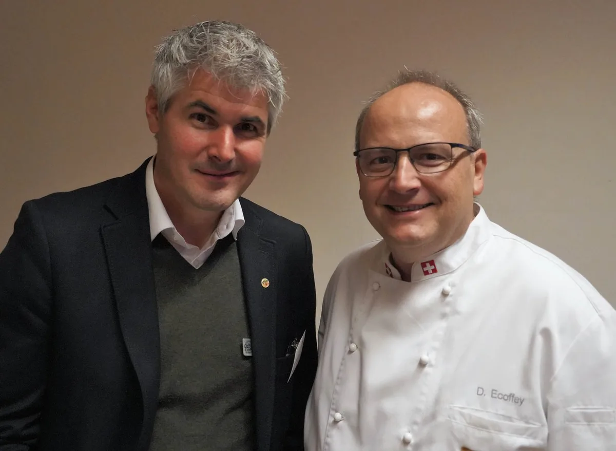 48b03ccb3bc5f5a23a33b59a2eb7955f246500a0 Pierre-Alain Pabst, Direktor von Terroir Fribourg, und Bäcker Didier Ecoffey wollen regionale Produkte weiterentwickeln und die Kunden immer wieder überraschen. (Bild mr)