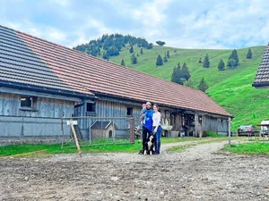 Die Familie Fieg verbringt diesen Sommer mit 54 Melkkühen, 24 Schweinen, 5 Hühnern, einem Hund und einer Katze auf der Alp.