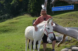 Landwirt Hansjürg Suter schätzt die Arbeit mit Menschen und kann auf der Strahlegg seine landwirtschaftlichen und sozialpädagogischen Kenntnisse einbringen.
