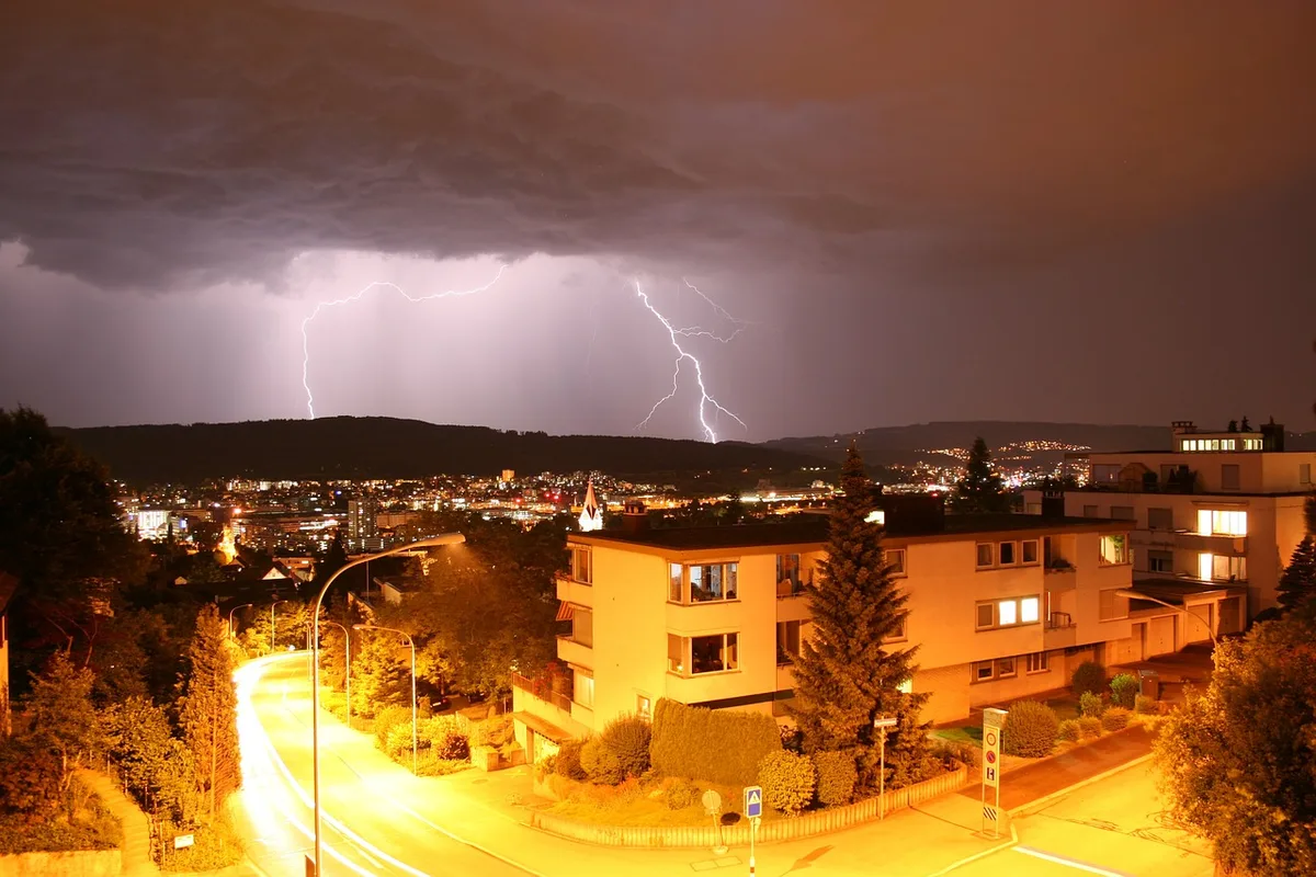 zurich-2254187_1280 Kräftige Gewitterfront schickt Sturm und Hagel über die Schweiz