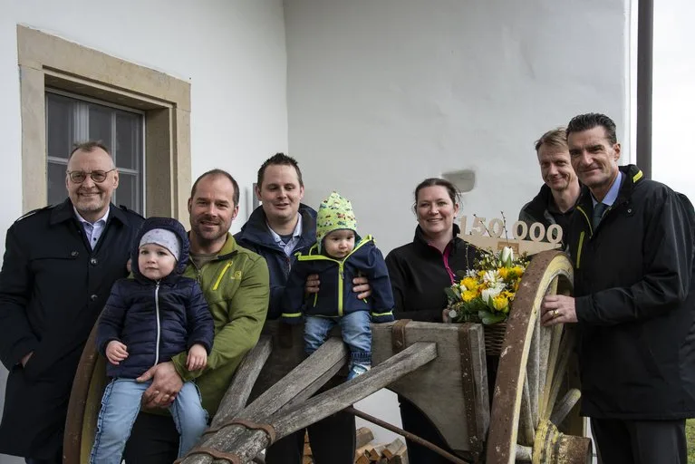 4ec13aeb1c576e989da92c96d9b387d554dae483 Sandy Schenker wurde von den Agrisano-Verantwortlichen auf ihrem Hof besucht. (Bild Agrisano)