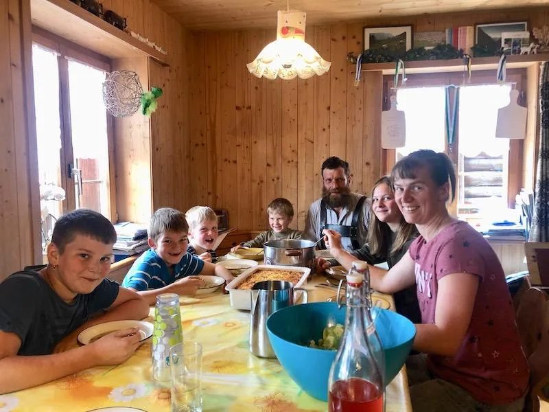 8aa1213cc5a43cb5ced10aa9754a5b59aa98aa04 Familie Moser beim Zmittag (von links nach rechts): Sämi, Elias, Jonas, Simon Abraham, Köbi, Katharina und Silvia. Es fehlen Franziska und Jakob. (Bilder Esther Thalmann)