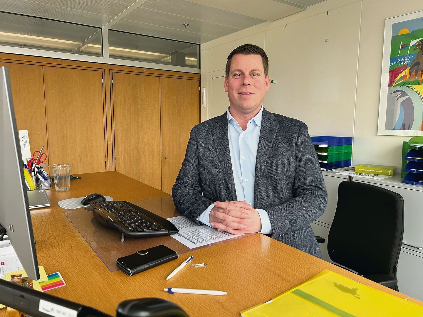 Martin Angehrn in seinem Büro im kantonalen Verwaltungsgebäude in Frauenfeld. Von seinem Eckbüro aus hat er Blick auf das Regierungsgebäude.
