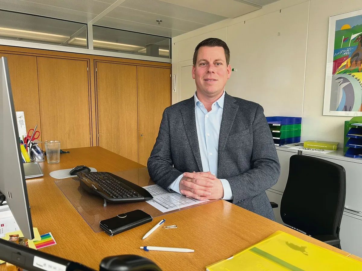 Martin Angehrn in seinem Büro im kantonalen Verwaltungsgebäude in Frauenfeld. Von seinem Eckbüro aus hat er Blick auf das Regierungsgebäude.