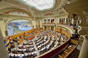 Der Nationalrats-Saal mit dem Wandbild, auf dem die Rütliwiese und im Hintergrund die beiden Mythen zu sehen sind.
