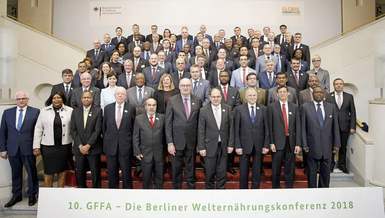 cab73a1c87cd59d87579892c2c067241d0e733ed Das «Familienfoto» der Agrarministerkonferenz. (Bild BMEL/Thomas Koehler/photothek.net)