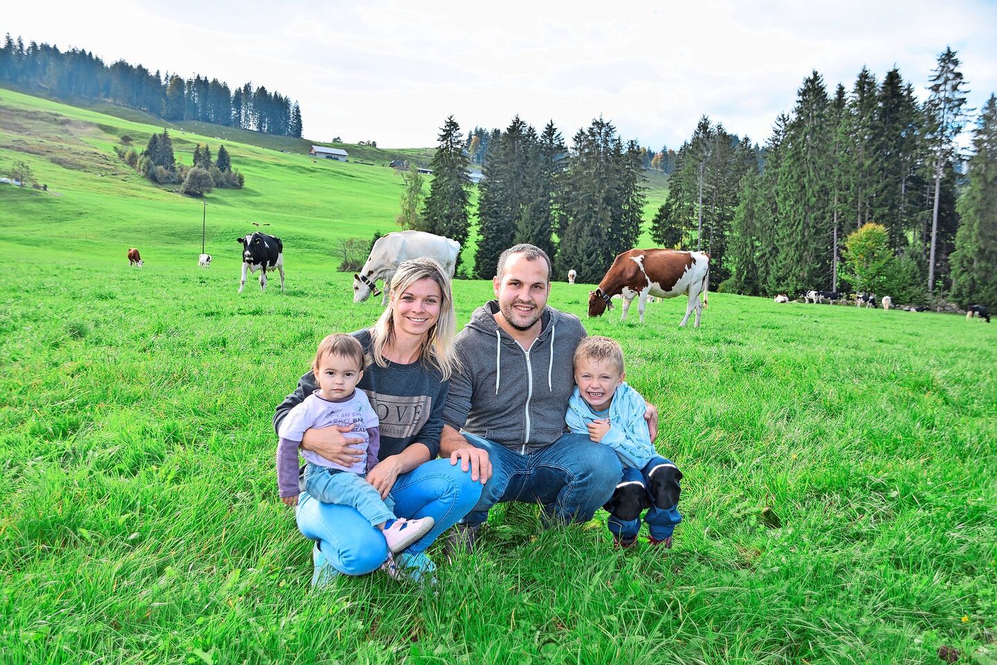 Roland und Nicole Salzmann mit den Kindern Alessio und Sienna sind eine begeisterte Viehzüchterfamilie. Ihr Herz schlägt für die rote und schwarze Holsteinkuh.