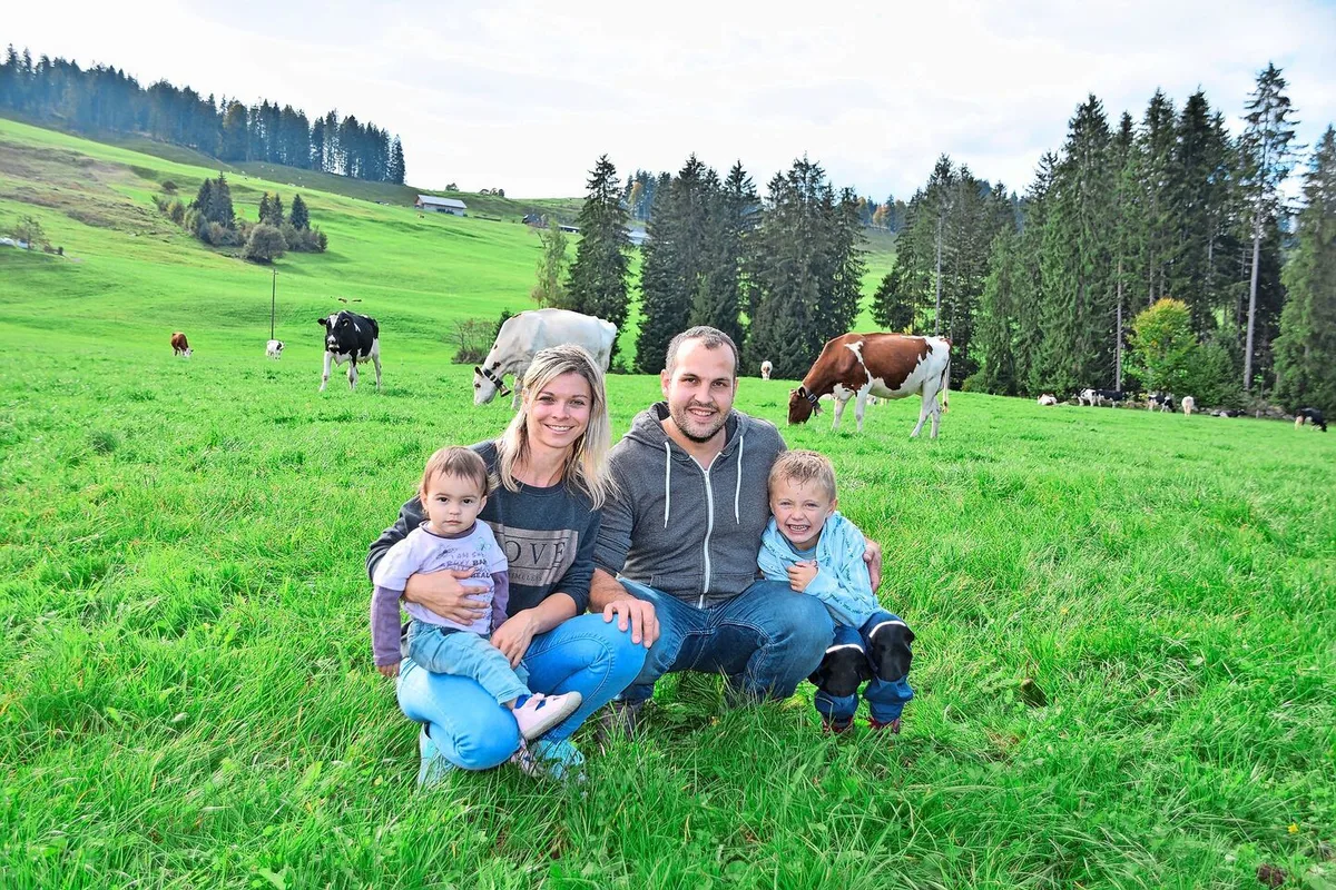 Roland und Nicole Salzmann mit den Kindern Alessio und Sienna sind eine begeisterte Viehzüchterfamilie. Ihr Herz schlägt für die rote und schwarze Holsteinkuh.