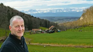 Der Hof von Felix Gebhardt liegt in einem kleinen Juratal, das gegen Westen offen ist. Regelmässig sind Schulkinder auf dem Hof und erleben Natur, Landwirtschaft sowie Wind und Wetter.(Bild Andrea Wyss)
