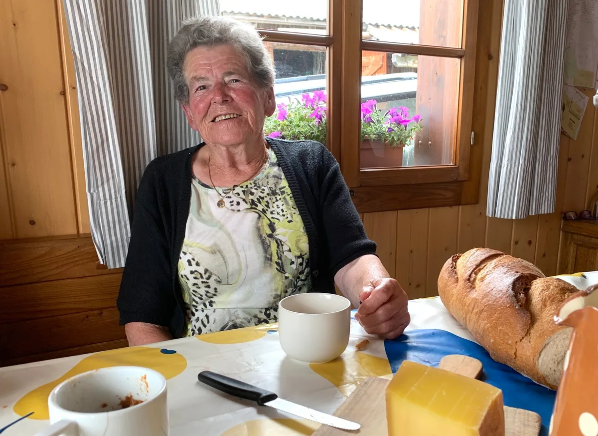 Anni Gisler in der heimeligen Alpstube beim «Zvieri» mit dem Besuch. (Bilder Josef Scherer)