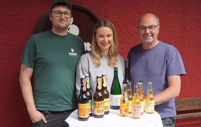 Ruedi, Tochter Jennifer und Sohn Geoffrey Kobelt mit ihren Kreationen. (Bild mg)