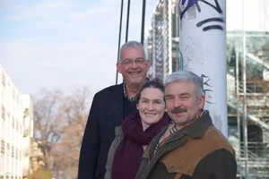 Setzen sich für Bauernfamilien in Not ein (v. vorne n. hinten): Andri Kober, neuer Präsident Bäuerliches Sorgentelefon, Patrizia Schwegler, Geschäftsführerin und Lukas Schwyn, ehemaliger Präsident. (Bild Esther Thalmann)