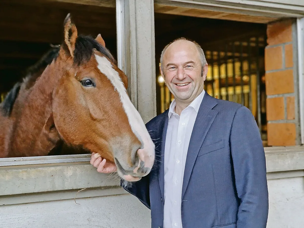 c424f75655a3078f475b1507703ff33978ba87d7cc670faa12fdcbdd48847e3c Eine der grossen Leidenschaften, die Peter Hinder mit seiner Familie teilt, sind Pferde. Auf deren Fleisch wird daher in der sechsköpfigen Familie verzichtet.