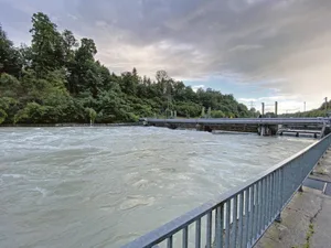 Das Jahr 2021 war aus meteorologischer Sicht ein Jahr der Rekorde, in dem sich sehr trockene und sehr nasse Perioden abwechselten. Vor allem der Juli war von Dauerregen geprägt, der die Flüsse stark anschwellen liess. Im Bild die Aare bei Bern.