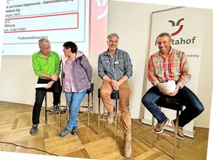 Markus Mark, Christa Buchli, Georg Florin und Fadri Riatsch (v. l.) diskutieren über die Alpwirtschaft und darüber, welche Herausforderungen Alpfunktionäre zu meistern haben. Mit steigender Regelungsdichte sind die Alpfunktionäre und Älper(innen) für immer mehr Zusatzaufgaben verantwortlich.