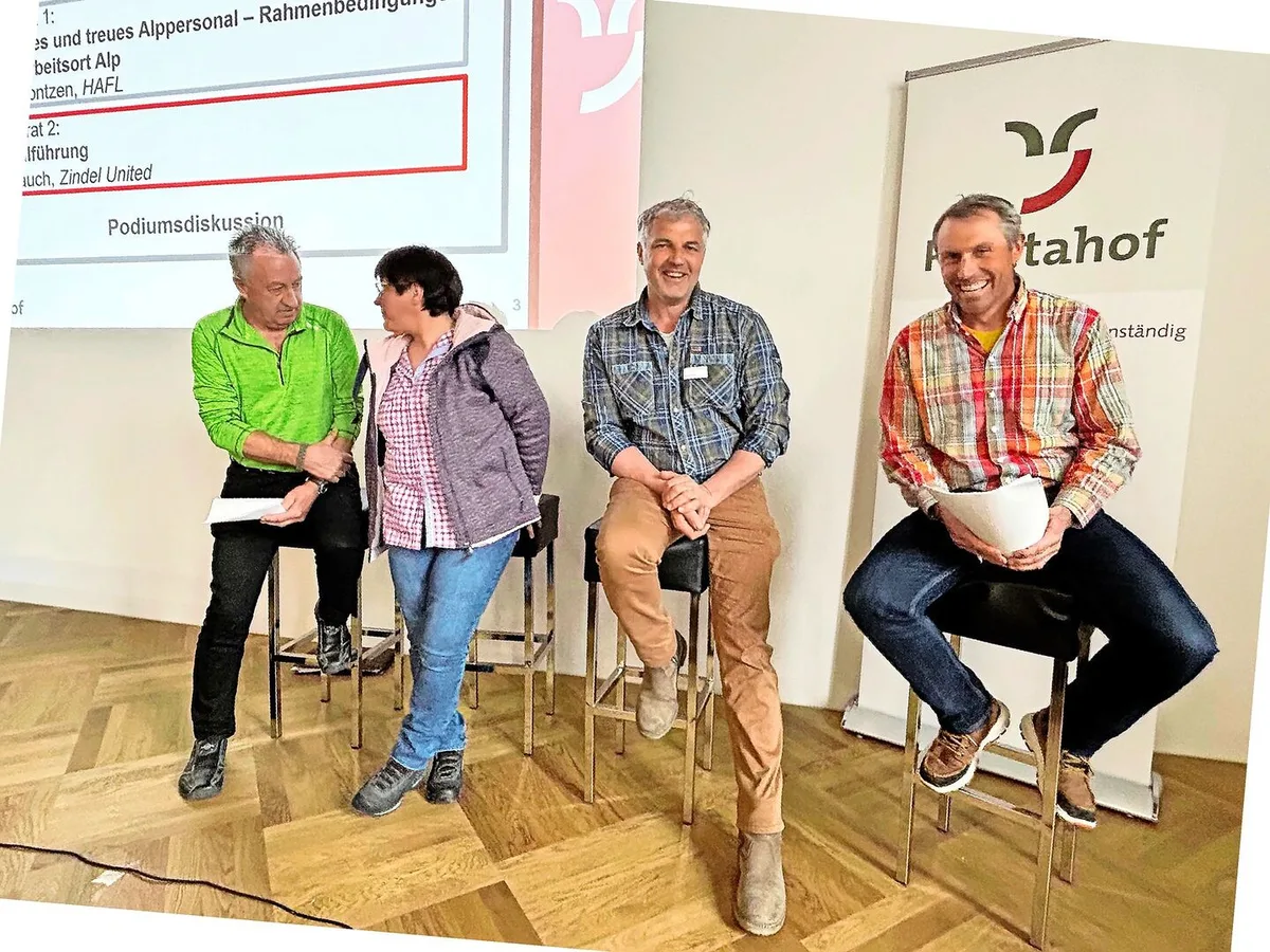 ab70d2de39970aad3bdba601c4aea5efe122974bf82082169ba99b2f4be7f5f8 Markus Mark, Christa Buchli, Georg Florin und Fadri Riatsch (v. l.) diskutieren über die Alpwirtschaft und darüber, welche Herausforderungen Alpfunktionäre zu meistern haben. Mit steigender Regelungsdichte sind die Alpfunktionäre und Älper(innen) für immer mehr Zusatzaufgaben verantwortlich.