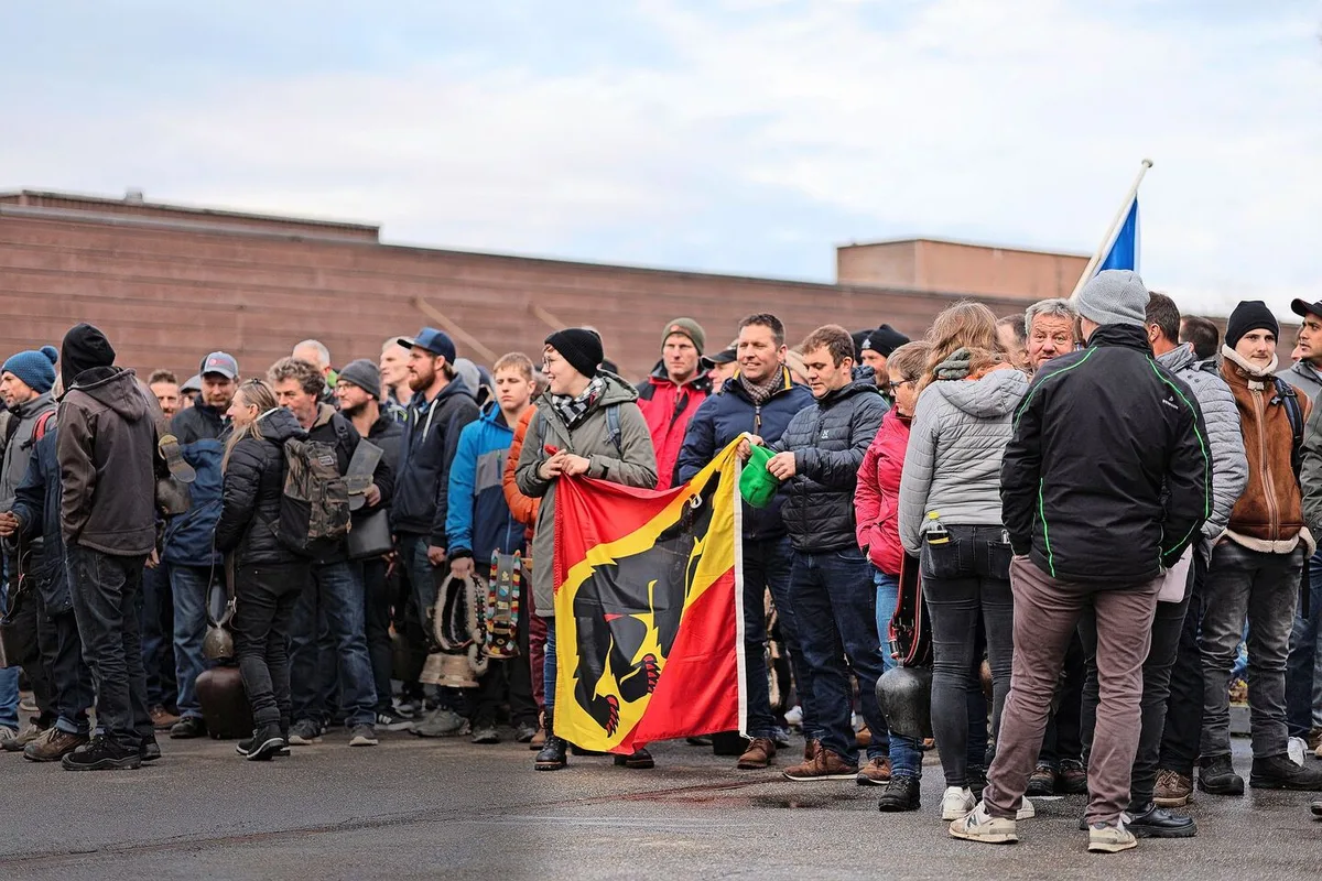 59864a1bb6a23f198bfb1045e9bab272f7ad6fbcc24984cde5e0a9135e7179f0 Der Aufmarsch der Demonstranten in Liebefeld. Mit Fahnen, Transparenten und Kuhglocken forderten sie weniger Bürokratie und mehr Stabilität.