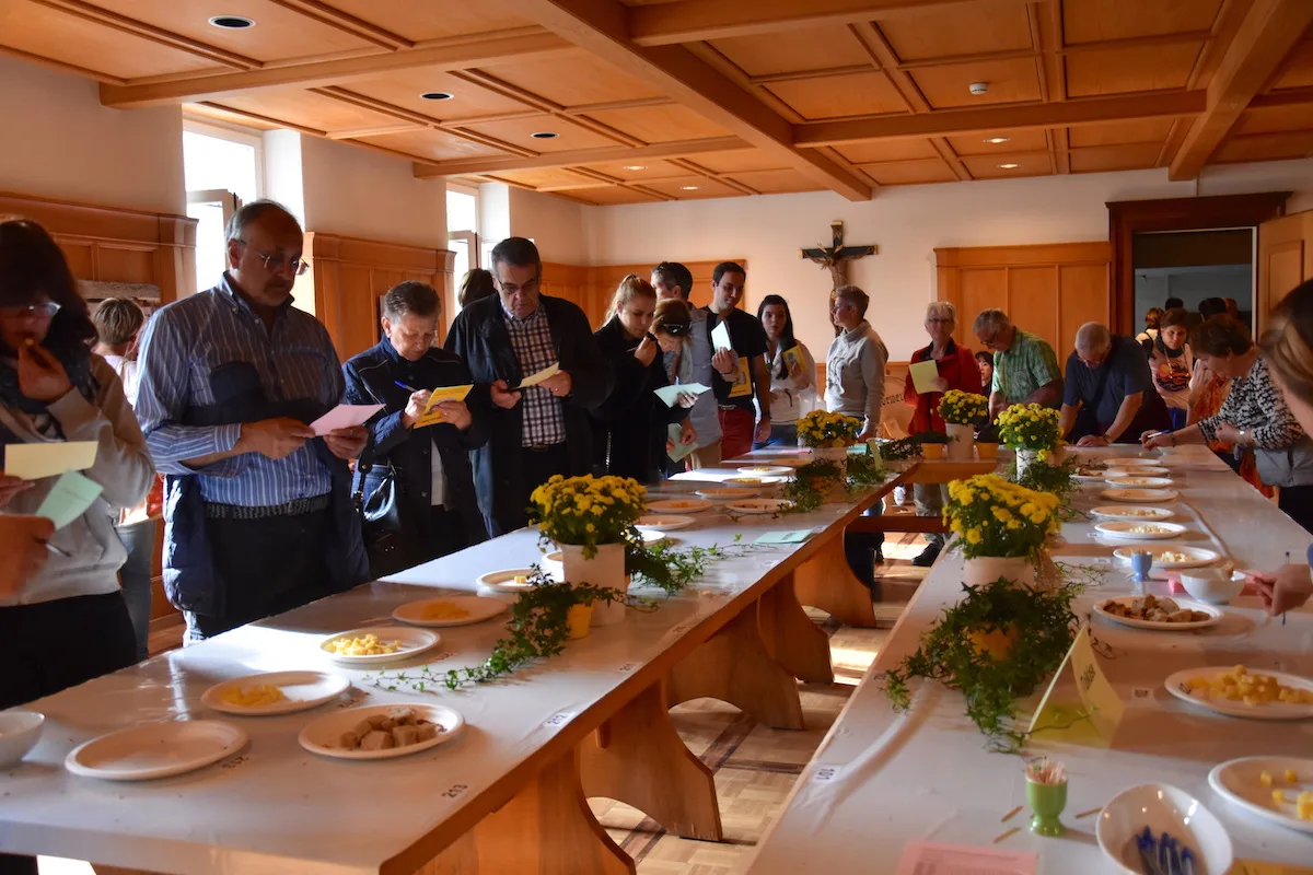 1c52f400e2a5d57dd8899084f24d807641c59b64 Die Besucher des Cheese Festivals in Appenzell durften den Käse degustieren und bewerten. Sie nahmen ihre Aufgabe sichtbar ernst. (Bild noe)