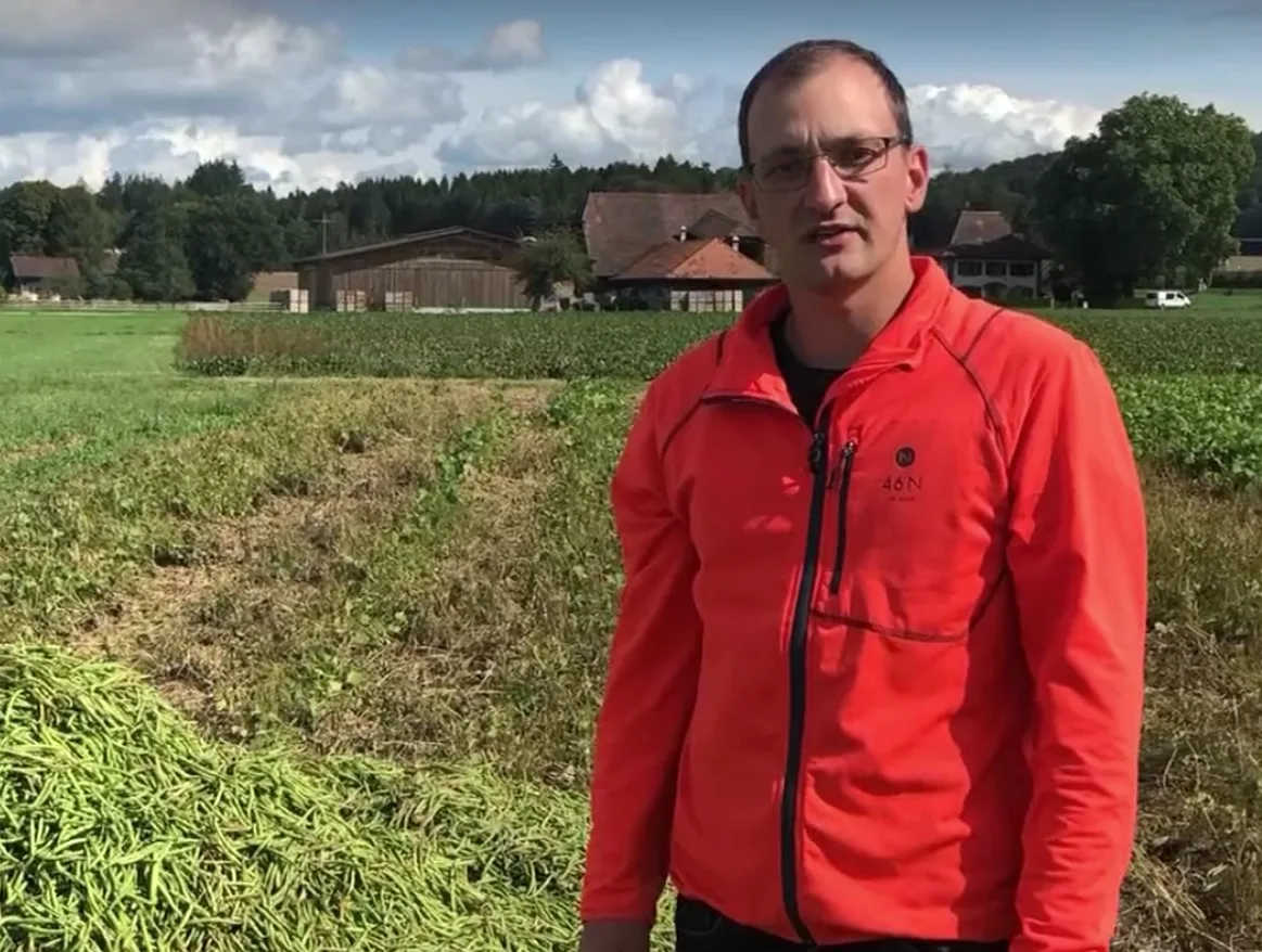 a32de0a584c59561c0408355afd33a1d71fe376e Bauer Mario Portner hat versucht weniger Pflanzenschutzmittel einzusetzen. (Bild Facebook Schweizer Bauern)
