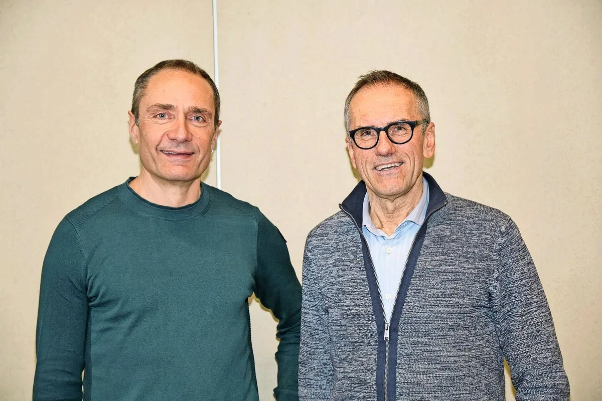 faadfbc1ff3b6cfd96db4c360fd8adafe8b6b8f3a922017021f4b5b4f4cce6d8 Paul Vogt (links), Vorstandsmitglied der Volkshochschule Thurgau begrüsste Stefan Flückiger (rechts), Präsident Verein Faire Märkte Schweiz, an der Veranstaltung im BBZ Weinfelden.
