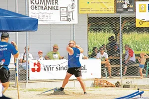 Die Höchstetter Hornusser (im Bild Simon Erni beim Abschlag) wollen ein breiteres Publikum ansprechen. Dazu wurde in die Digitalisierung investiert. (Bild HG Höchstetten)