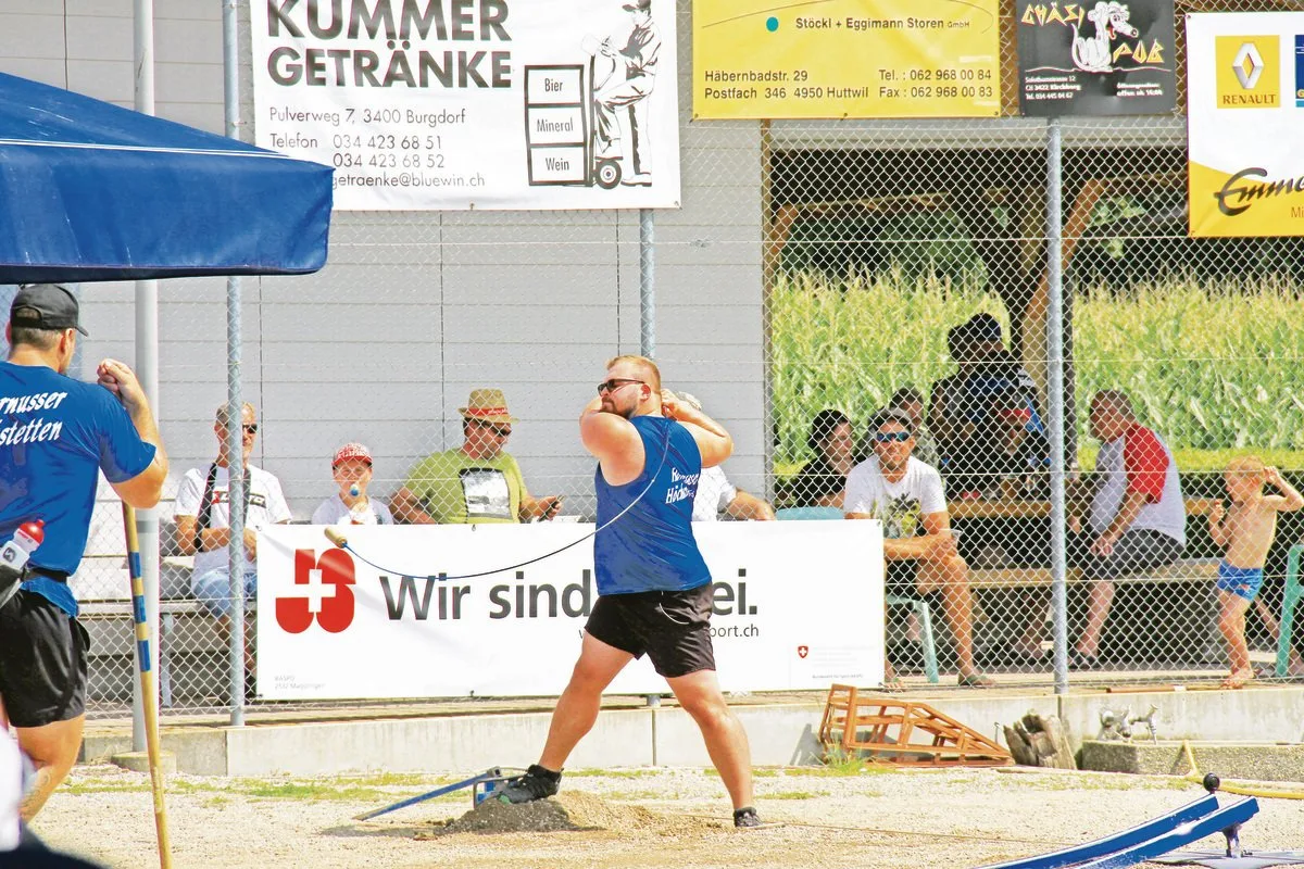 63490a2dedf6d8f53ec4be9f32a50fd5e0b37fa9 Die Höchstetter Hornusser (im Bild Simon Erni beim Abschlag) wollen ein breiteres Publikum ansprechen. Dazu wurde in die Digitalisierung investiert. (Bild HG Höchstetten)