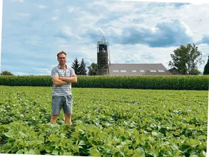 Ruhige Minuten wie hier auf dem Bohnenfeld hat Marius Frei auf seinem Betrieb kaum. Neben Bohnen baut er Erbsen, Kartoffeln, Mais, Weizen und Zuckerrüben an. Hinter ihm ist die Scheune für die 100 Weiderinder – und sein GPS-Handel fordert ihn auch.