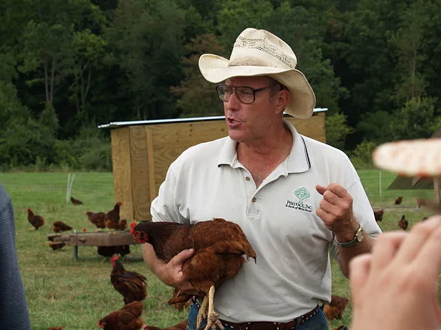46f1474e4b83741143a67cd059484d915d45e163 Joel Salatin 2009 während einem Hofrundgang. (Bild Wikimedia)