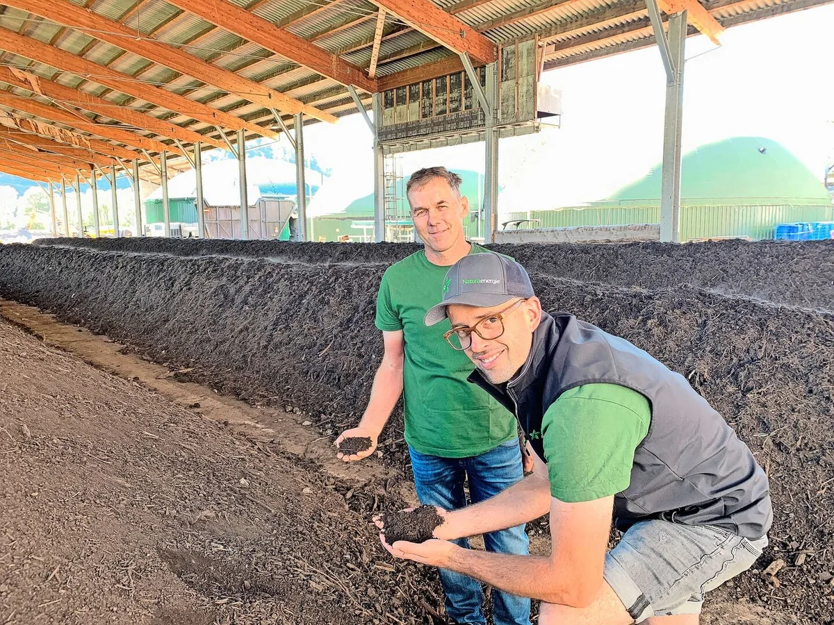 63a8cd67cc3e5a962ba2ad2d9445a3de79baf66773ce54f0674c88cbfda5833c Geschäftsführer Klaus Seiler (l.) und Betriebsleiter Tobias von Rotz begutachten die Qualität des Kompostes in den grossen Hallen der Naturaenergie AG in Kägiswil. Im Hintergrund die Lagerbehälter mit dem Biogas.