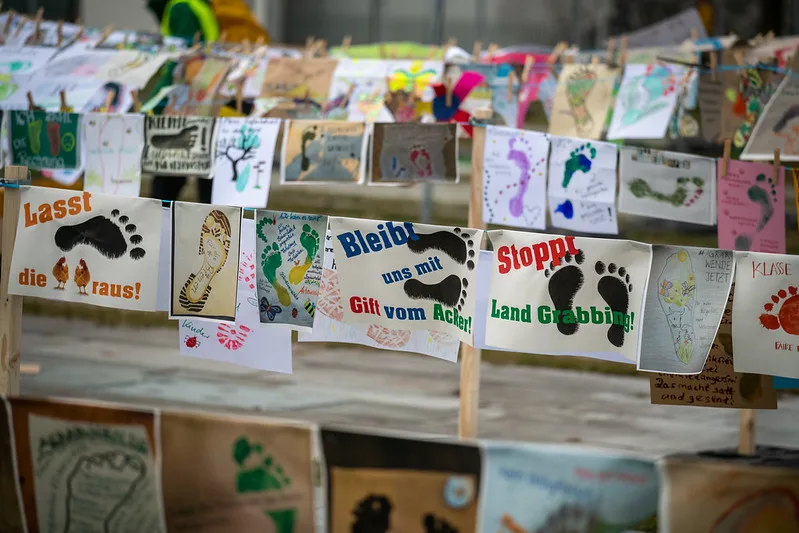 13911d45d5a115c6f509e32ae307b72efd14d19f Man macht die Politik der CDU für Höfe- und Insektensterben verantwortlich und will die Union entsprechend abwählen. (Bilder Wir haben es satt)