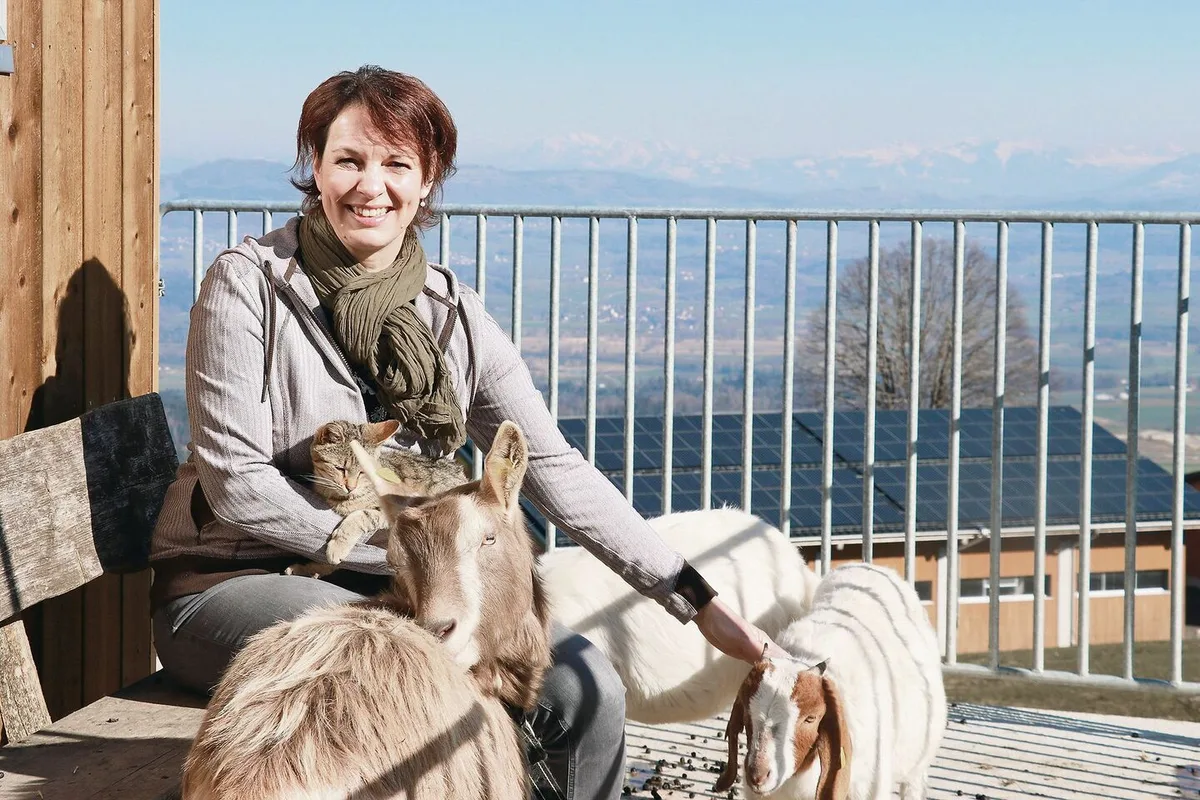 3e0ee18c424fd493778a974f808096033e9766093e0c0f35b10434305314772f Im Alltag von Edith Nietlispach gibt es viel Arbeit, aber auch Sonnenschein und eine prächtige Aussicht auf 800 Metern über Meer.