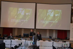 Die Beleuchtung des Saals motivierte einen Anwesenden, zu einem Votum: Jeder sei in seinem nachhaltigen Handeln gefordert und man habe in anderen Jahren jeweils das Tageslicht hereingelassen, statt an der DV die Vorhänge zu ziehen und dafür die Lampen einzuschalten. (Bild jsc)