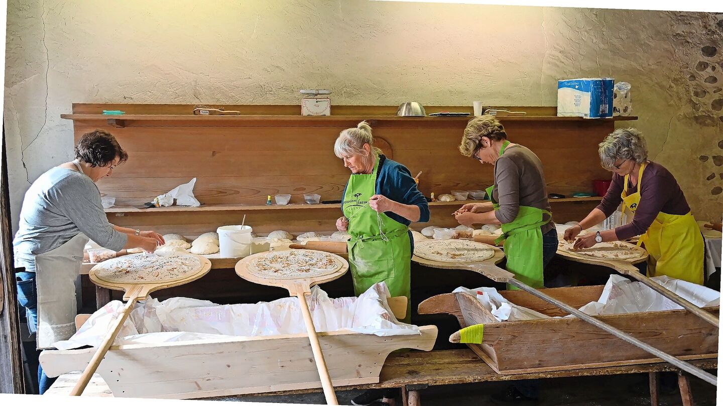 Das Ausrollen des Teiges ist ein Kraftakt, der auch viel Übung benötigt. Für die Delegiertenversammlung des kantonalen Verbands wurde der Ofen extra eingeheizt und Salzkuchen zum Zvieri serviert.
