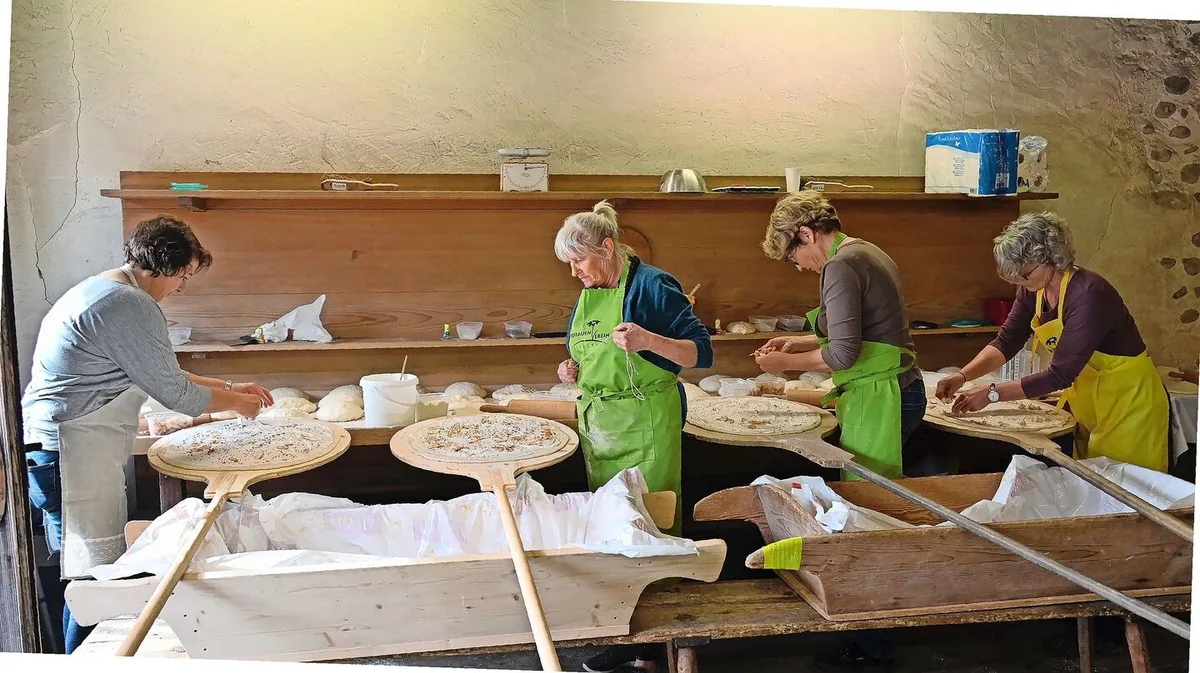 Das Ausrollen des Teiges ist ein Kraftakt, der auch viel Übung benötigt. Für die Delegiertenversammlung des kantonalen Verbands wurde der Ofen extra eingeheizt und Salzkuchen zum Zvieri serviert.