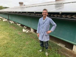 Schon seit Jahren hält Walter Stucki Mastpoulets und ist IP-Suisse-Produzent. Mit der Umstellung der Migros hat er eine alte Weide vor der Poulethalle wieder reaktiviert.