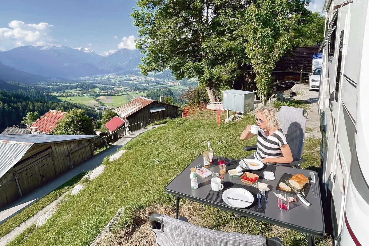 59d3fe78fcf8024ee0bae6d5e2461d5f6ee2e9ac72cd669deecc8bb80c4c222d Frühstück im Grünen, mit Aussicht: Stellplätze bieten in der Regel viel Ruhe abseits belebter Campingplätze. Dafür gilt es, entsprechende Preise zu verlangen.