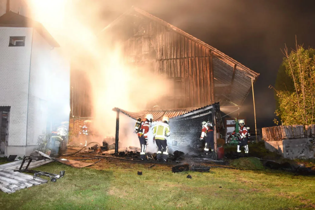 8c52c6fdeebf37676f104e1af66827eaafd9cb8a Die Feuerwehren brachten den Brand rasch unter Kontrolle und konnten diesen löschen. Es entstand Sachschaden von mehreren zehntausend Franken. (Bildquelle: Kantonspolizei St.Gallen)