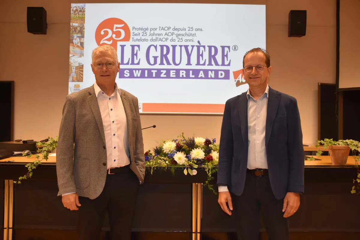 Pierre-Ivan Guyot (l.), Präsident der Sortenorganisaton Gruyère, und deren Direktor Olivier Isler an der Jahresversammlung.