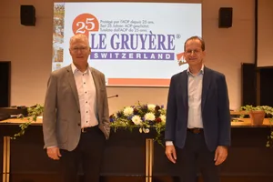 Pierre-Ivan Guyot (l.), Präsident der Sortenorganisaton Gruyère, und deren Direktor Olivier Isler an der Jahresversammlung.